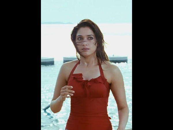 తడిపొడిగా స్విమ్ సూట్ లో తమన్నా (ఫోటో ఫీచర్)