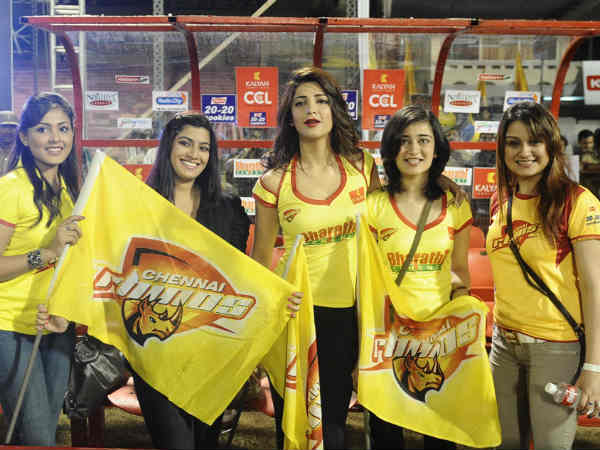 మైదానంలో హాట్ లుక్‌తో.. కమల్ హాసన్ కూతుర్లు(ఫోటోలు)