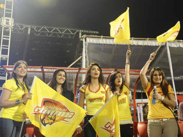 మైదానంలో హాట్ లుక్‌తో.. కమల్ హాసన్ కూతుర్లు(ఫోటోలు)