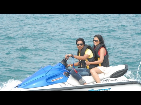 బికినీ పాపలతో అల్లరి నరేష్ ‘కెవ్వుకేక’@ బ్యాంకాక్(ఫోటోలు)