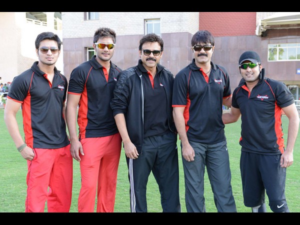 రాంచీ లో తెలుగు స్టార్ హీరోలు- ప్రాక్టీస్ మ్యాచ్ (ఫోటోలు)