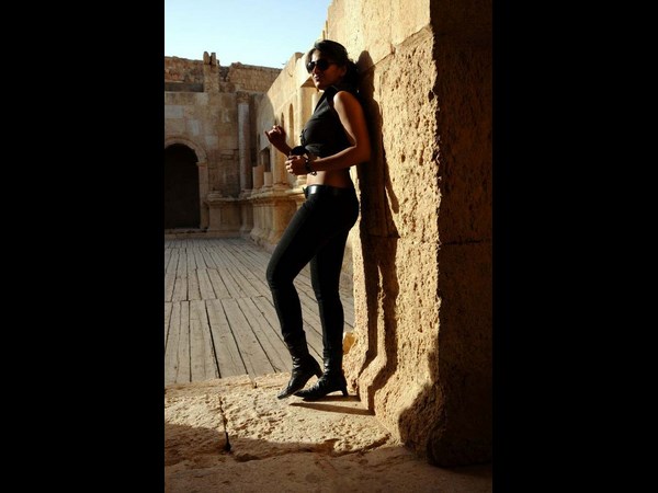 కుర్రాళ్ళకి మాత్రమే: క్రిర్రు ఎక్కించే కోక...కైపక్కిస్తున్న పాప ...అనుష్క 