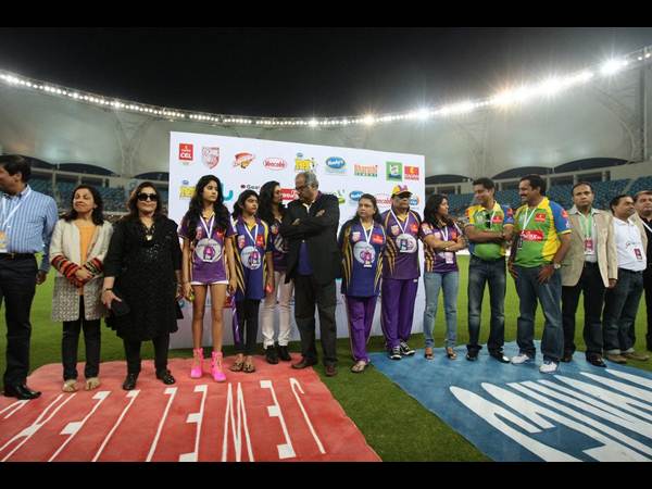 పొట్టి నిక్కరులో శ్రీదేవి కూతురు హల్‌చల్(ఫోటోలు)