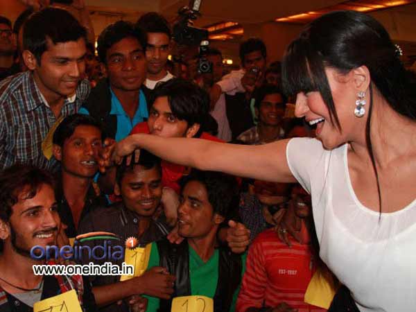 ఫ్యాన్స్‌తో 100 ముద్దులు పెట్టించుకున్న వీణా మాలిక్ (ఫోటోలు)