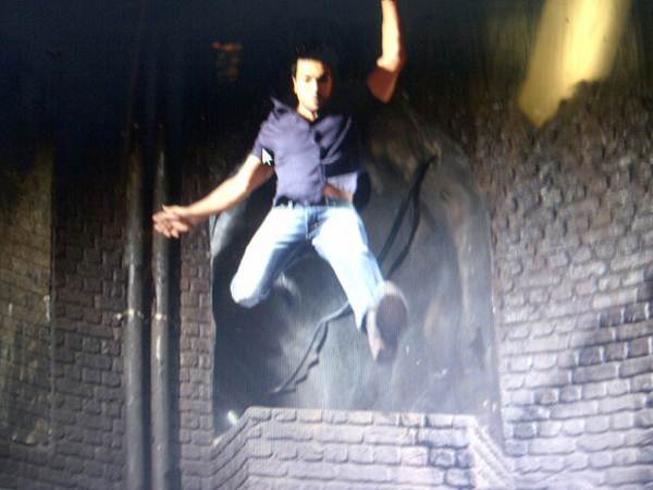 'జంజీర్' సెట్ పై రామ్ చరణ్ సాహసం (లీకైన ఫోటోలు)