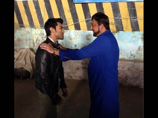 'జంజీర్' సెట్ పై రామ్ చరణ్ సాహసం (లీకైన ఫోటోలు)