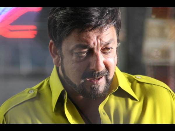 'జంజీర్' సెట్ పై రామ్ చరణ్ సాహసం (లీకైన ఫోటోలు)