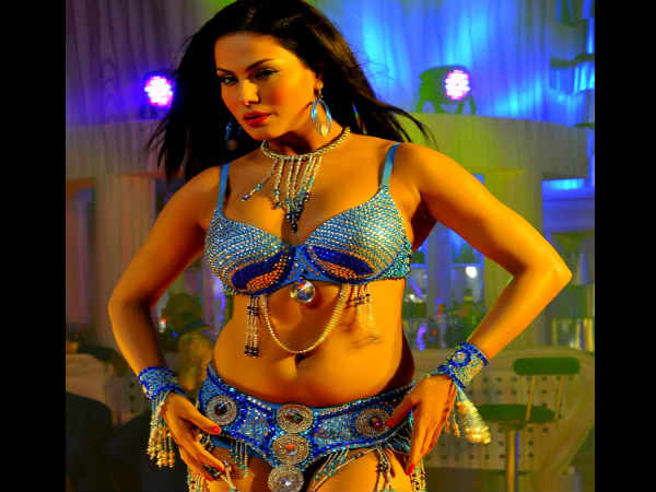 విద్యాబాలన్ కంటే డర్టీగా వీణా మాలిక్... (హాట్ ఫొటో ఫీచర్)