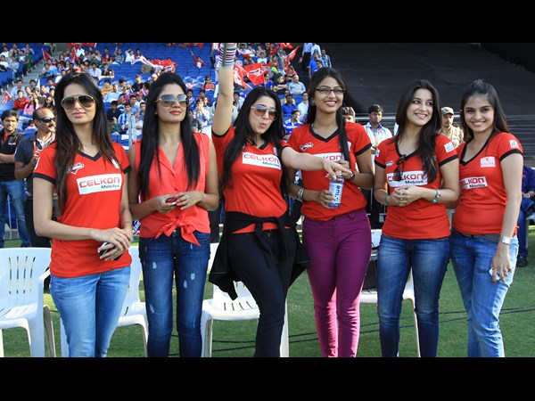 రామ్ చరణ్ అండ్ టీమ్ కొట్టుడే కొట్టుడు( సిసిల్ 3: ఫోటోలు) 