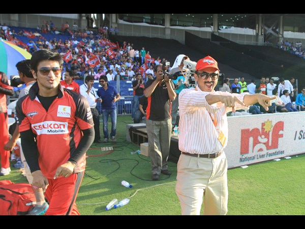 రామ్ చరణ్ అండ్ టీమ్ కొట్టుడే కొట్టుడు( సిసిల్ 3: ఫోటోలు) 