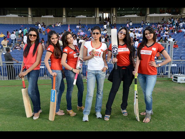 రామ్ చరణ్ అండ్ టీమ్ కొట్టుడే కొట్టుడు( సిసిల్ 3: ఫోటోలు) 