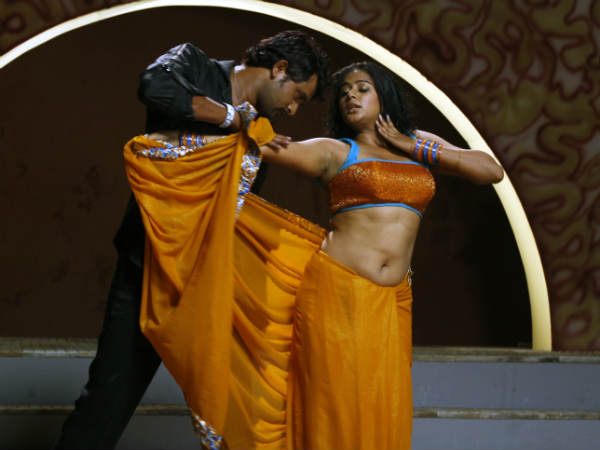 ప్రియమణిపై కేసు: ఈ హాట్ అండ్ సెక్సీ ఫోటోలే కారణం