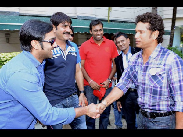 సచిన్‌ను కలిసిన తెలుగు హీరోల ఆనందం(ఫోటో ఫీచర్)