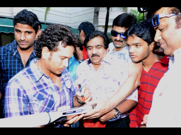 సచిన్‌ను కలిసిన తెలుగు హీరోల ఆనందం(ఫోటో ఫీచర్)