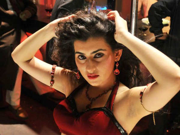 ఐటం... ఎక్స్ ఫోజింగ్ చేస్తూ రెచ్చిపోతున్న అర్చన