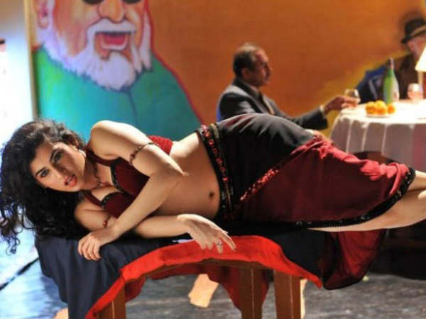 ఐటం... ఎక్స్ ఫోజింగ్ చేస్తూ రెచ్చిపోతున్న అర్చన