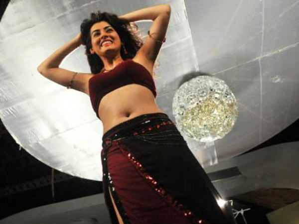 ఐటం... ఎక్స్ ఫోజింగ్ చేస్తూ రెచ్చిపోతున్న అర్చన