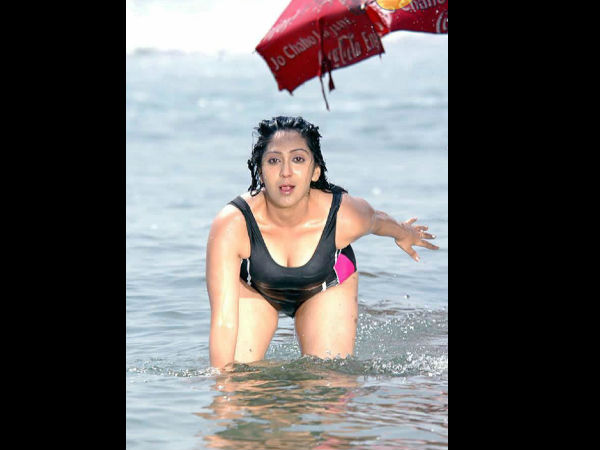 బికినీ లో హీరోయిన్స్ హల్‌చల్‌..వీళ్లలో ఎవరు సెక్సీ ...?(ఫోటోలు)