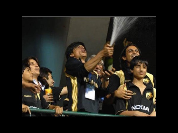 సినీతారలు...తాగి ఒళ్లు మరిచిపోయి ఇలా (ఫోటో ఫీచర్)