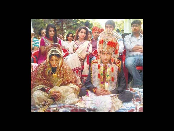 కంగనా రనౌత్ ఇంట్లోంచి గెంటివేయబడ్డ క్షణాలు (ఫోటోలు)