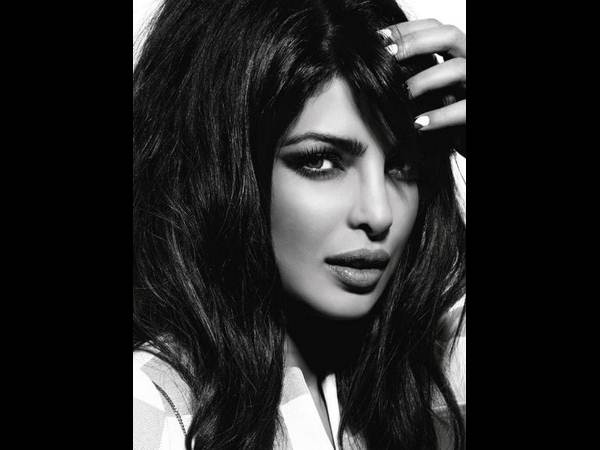 ఫుల్ సెక్సీ..... రామ్ చరణ్ హీరోయిన్ హాట్ ఫోటో షూట్ (ఫోటోలు)