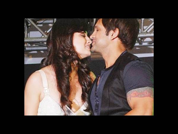 ము..ము..ముద్దు మిస్సైందా?(కెమెరాకు చిక్కిన సినీ స్టార్స్)