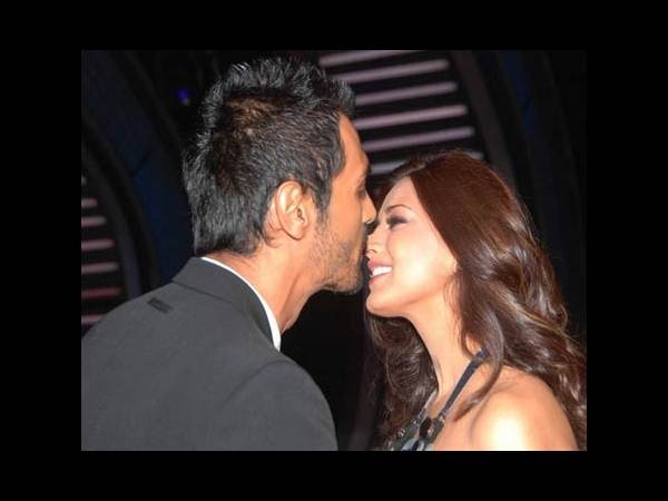 ము..ము..ముద్దు మిస్సైందా?(కెమెరాకు చిక్కిన సినీ స్టార్స్)