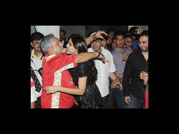 ము..ము..ముద్దు మిస్సైందా?(కెమెరాకు చిక్కిన సినీ స్టార్స్)