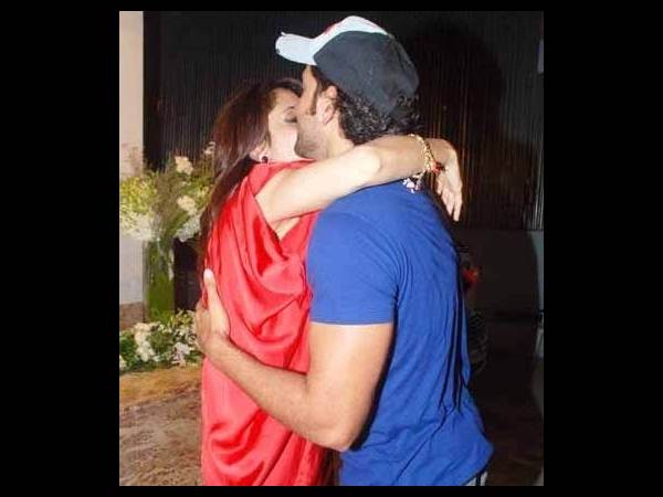 ము..ము..ముద్దు మిస్సైందా?(కెమెరాకు చిక్కిన సినీ స్టార్స్)