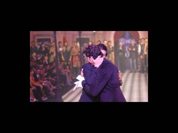 ము..ము..ముద్దు మిస్సైందా?(కెమెరాకు చిక్కిన సినీ స్టార్స్)