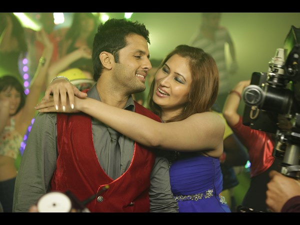 హాట్ పిక్చర్స్: మత్తెక్కించే జ్వాలా రోమాన్స్