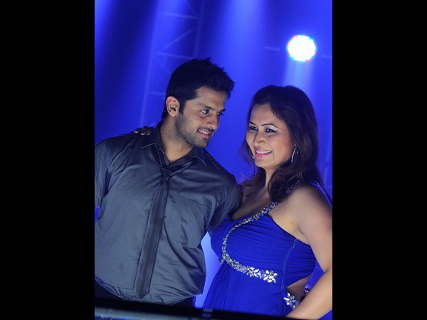 హాట్ పిక్చర్స్: మత్తెక్కించే జ్వాలా రోమాన్స్