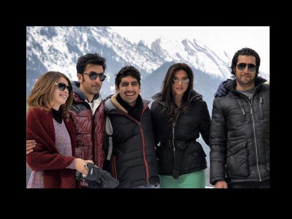 పిక్చర్స్: రణబీర్ పొసెసివ్‌గా అంటున్న దీపికా