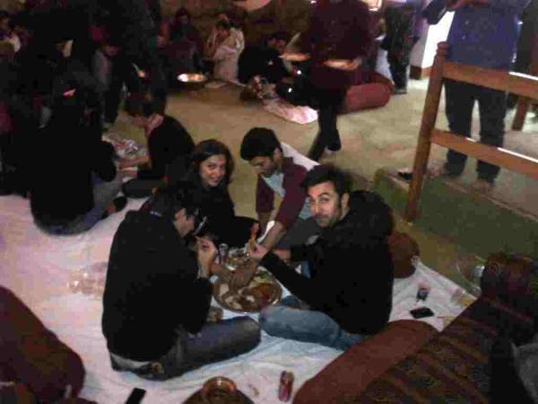 పిక్చర్స్: రణబీర్ పొసెసివ్‌గా అంటున్న దీపికా