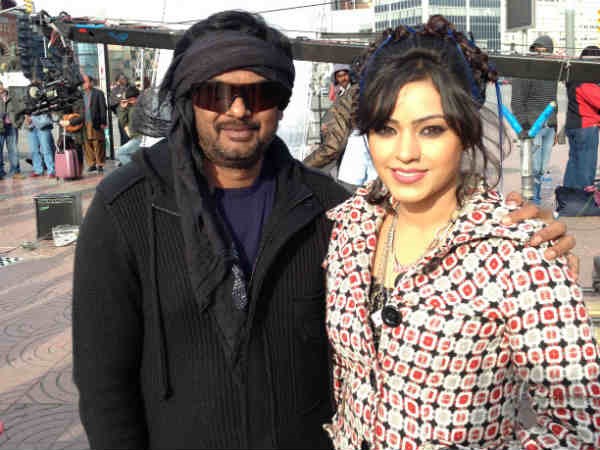 'ఇద్దరమ్మాయిలతో' లో ఐటం గర్ల్ ఈ సెక్స్ బాంబే( లొకేషన్ ఫోటోలు)