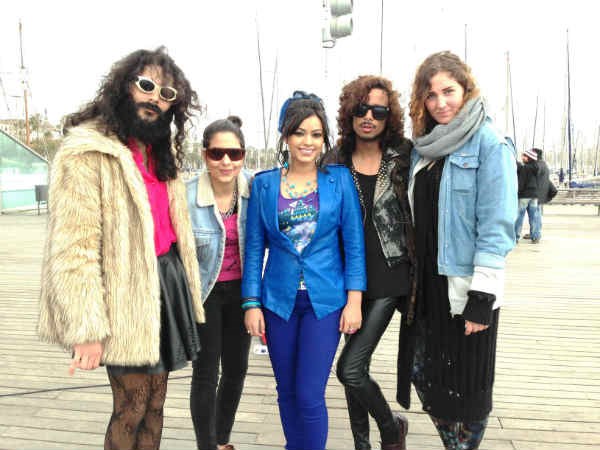 'ఇద్దరమ్మాయిలతో' లో ఐటం గర్ల్ ఈ సెక్స్ బాంబే( లొకేషన్ ఫోటోలు)