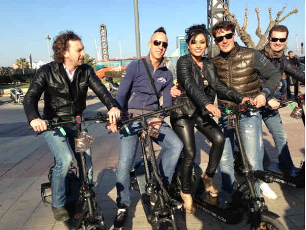 'ఇద్దరమ్మాయిలతో' లో ఐటం గర్ల్ ఈ సెక్స్ బాంబే( లొకేషన్ ఫోటోలు)