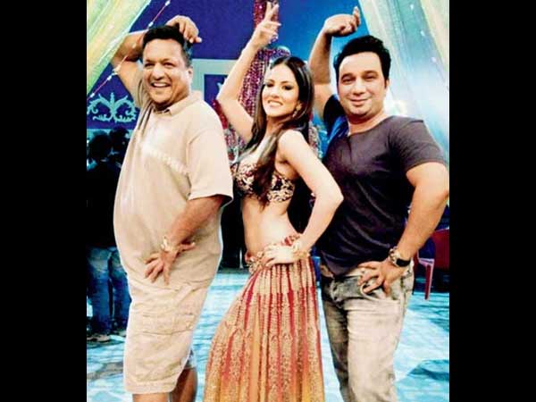 ఆ... ఆలోచనే లేకుండా ఐటంగా మారిన హాట్‌లేడీ(ఫోటోస్)