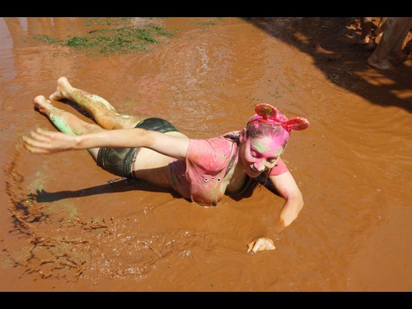 హోళీ...సినీ తారల అందాల కేళి (హాట్ ఫొటోస్)