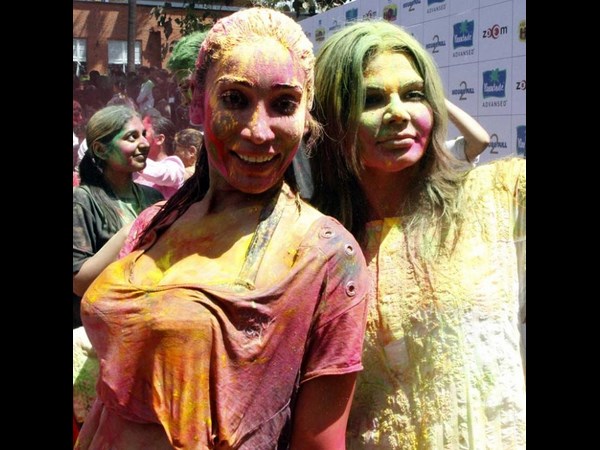 హోళీ...సినీ తారల అందాల కేళి (హాట్ ఫొటోస్)