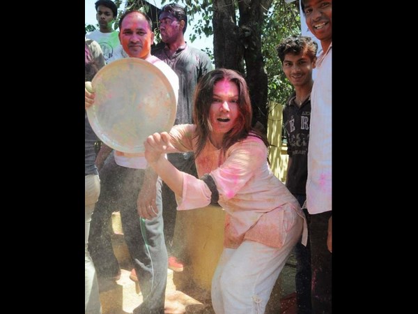 హోళీ...సినీ తారల అందాల కేళి (హాట్ ఫొటోస్)