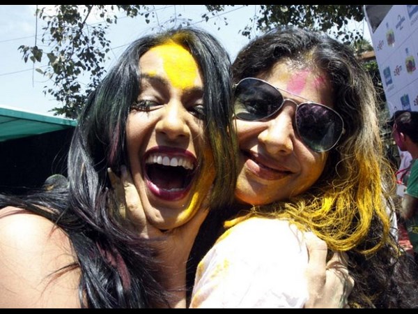 హోళీ...సినీ తారల అందాల కేళి (హాట్ ఫొటోస్)