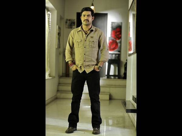 సాలిడ్ గా సౌండ్ రేపుతున్న 'బాద్ షా' స్టిల్స్(ఫోటోలు)