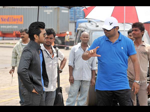 లొకేషన్ లో చెలరేగిపోయిన రామ్ చరణ్ (ఫోటోలు)