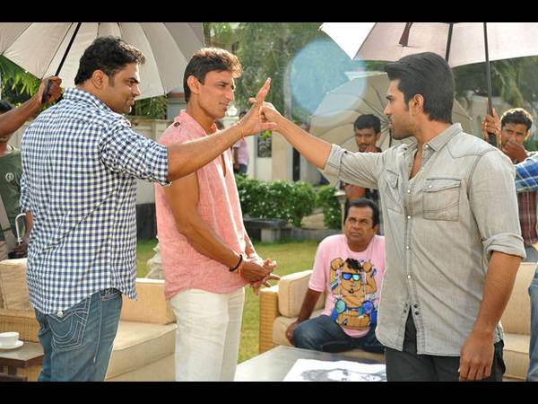 లొకేషన్ లో చెలరేగిపోయిన రామ్ చరణ్ (ఫోటోలు)