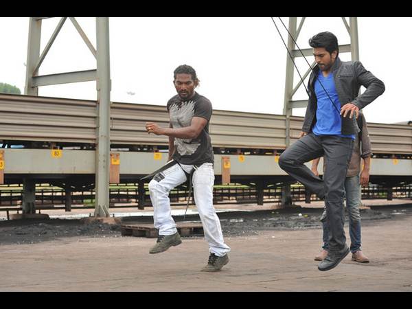 లొకేషన్ లో చెలరేగిపోయిన రామ్ చరణ్ (ఫోటోలు)