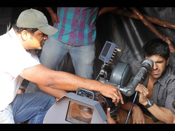 లొకేషన్ లో చెలరేగిపోయిన రామ్ చరణ్ (ఫోటోలు)