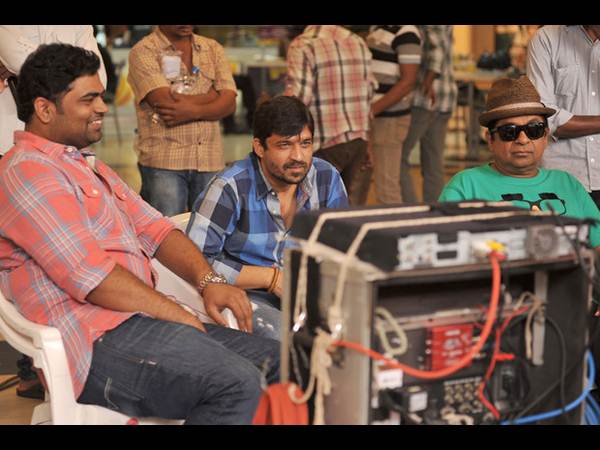 లొకేషన్ లో చెలరేగిపోయిన రామ్ చరణ్ (ఫోటోలు)