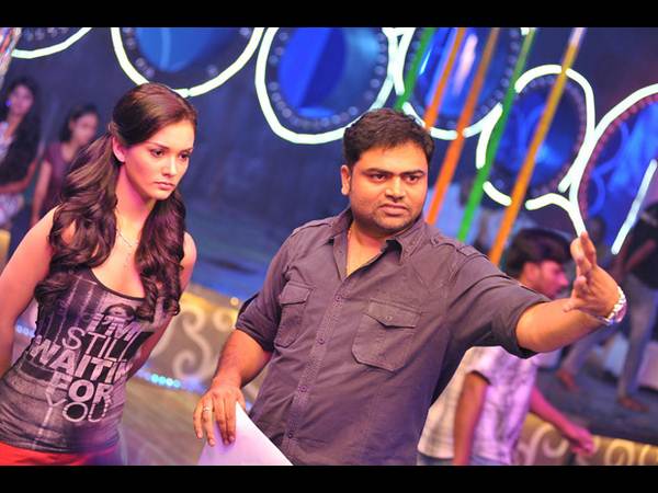 లొకేషన్ లో చెలరేగిపోయిన రామ్ చరణ్ (ఫోటోలు)