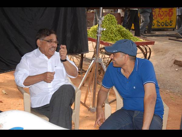 లొకేషన్ లో చెలరేగిపోయిన రామ్ చరణ్ (ఫోటోలు)